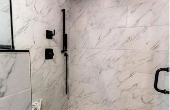 The Chalet - Spacious 7 bedroom near Sugarloaf, on Snowmobile and UTV trails, Hiking, Golf and Flagstaff Lake across the street - Foto 10