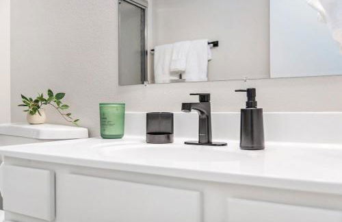 Elegant Escape-Fenced Yard BBQ & Cozy Fire Pit - Foto 26