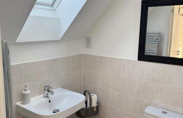 Parkside Luxury 3 bedroom home, 5 min to Ebbsfleet Station and has free Parking - Foto 39