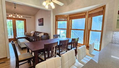 Nature's Blissful Haven - King Bed & Heated Garage - Foto 3