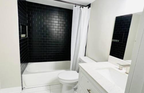 Contemporary Upscale 3BDR Home at Popular H Street Corridor Parking Included Free Cancellation - Foto 19