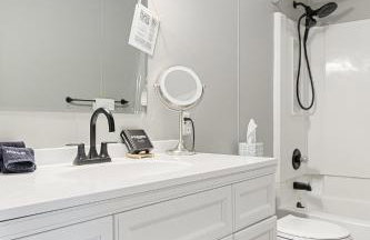 Bryan Lake Oasis in Downtown Lake Ann - Foto 51