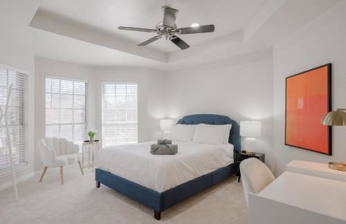 Glamorous Mansion w Private Pool and Cinema Room - Photo 29