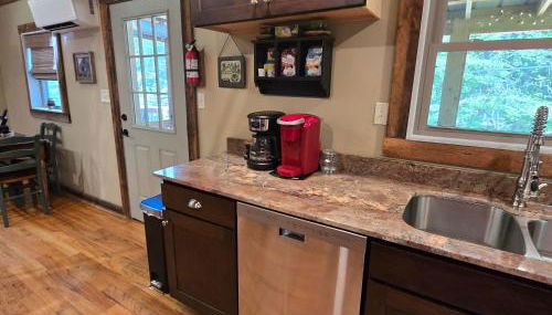 Couples Getaway Cabin with a Loft - Firepit - Creek - Foto 4, dishwasher