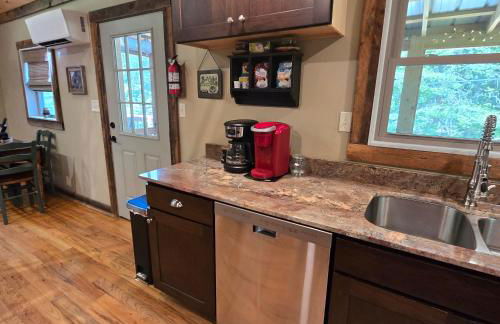 Couples Getaway Cabin with a Loft - Firepit - Creek - Foto 4