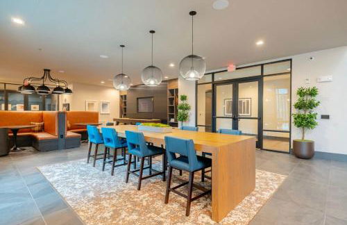 Modern Comfort North Austin with Balcony and Workspace - Foto 44