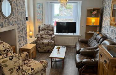 Spacious, sleeps 7, 2 baths, Central Saltash - Photo 1