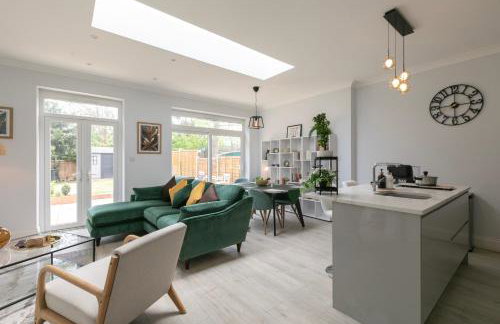 5 Bedroom, 3 Bathroom Modern House with Garden near Hampstead Heath Sleeps 10 - Foto 1
