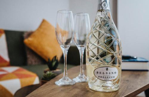 Cozy Waterfront Apartment - Free Parking & Wi-Fi - Photo 34