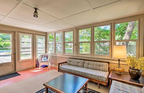 Cape Cod House with Grill and Yard - Drive to Beach! - Foto 10