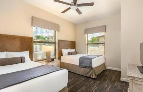 Enjoy the scenery of Lake Marble Falls in 2BD resort condo with family - Photo 14