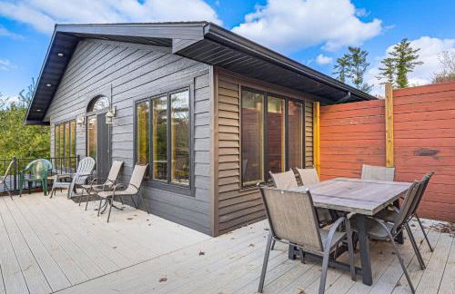 Pet Friendly with Game Room, Hot Tub and Private Dock! - Foto 35