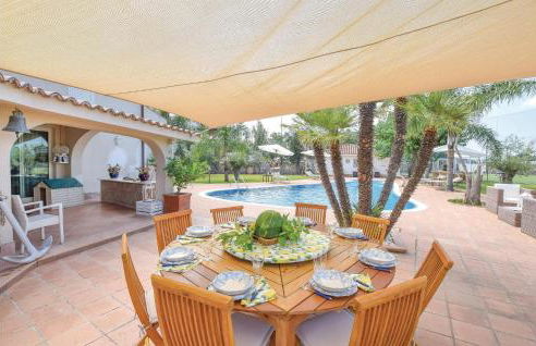 Amazing Home With Pool - Photo 9