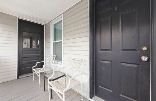 Cozy & Warm 2nd Flr Mid Term Rental - Photo 19