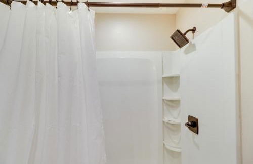 Modern Lakeside Cabin with Mountain Views and Hot Tub! - Foto 17