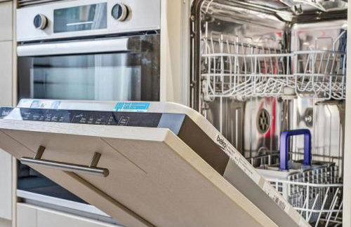 City Centre 2BR Apt with Balcony Access and Free Parking - Foto 6