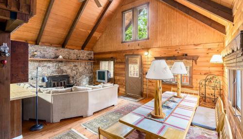 Log Cabin w Loft, Hot Tub, Deck, Fire Pit, & WiFi - Foto 5