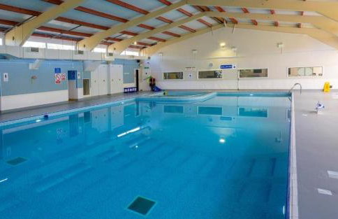 Kingsdowns Top Family Chalet, stunning and cosy interiors, indoor heated pool, mini golf, tennis court, BBQ and beach! - Foto 41