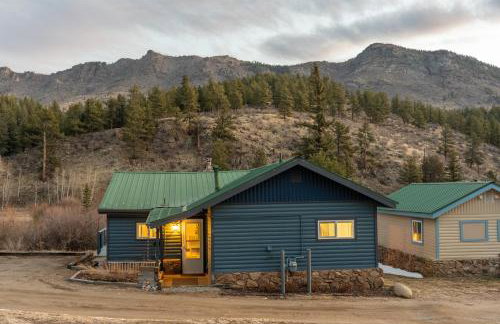 Cozy Riverfront Cabin with Fireplace & Deck - Foto 39