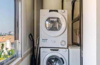 Spacious & Stylish Flat with Garage by HostWise - Foto 21