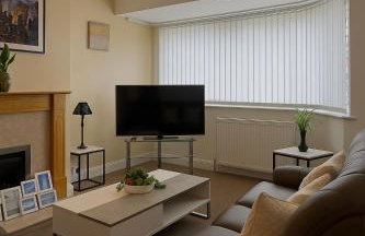 Elegant & Cozy 3 Bed End Terraced Stay - Photo 14