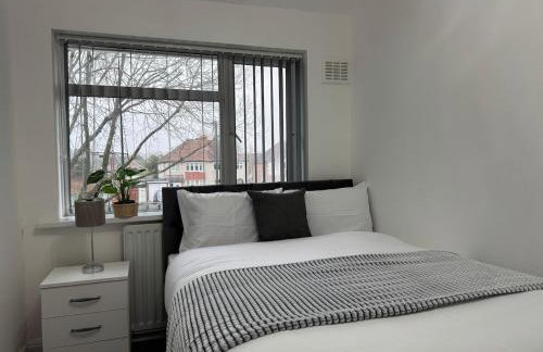 4 Beds House for Families & Contractors with Free Parking - Photo 28