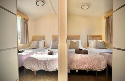 Marton Mere - 3 Bedroom Caravan- by Holiday Homes - Photo 3