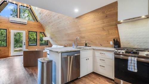 Modern A-Frame Cabin by Rip Van Winkle with Hot Tub - Foto 4