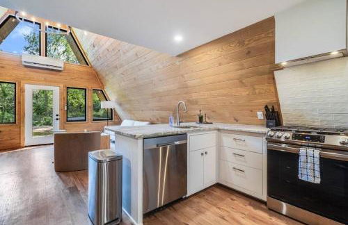 Modern A-Frame Cabin by Rip Van Winkle with Hot Tub - Foto 4