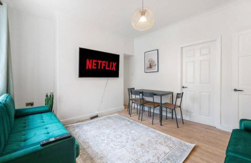 4BR House By Astra Residences Short Lets & Serviced Accommodation Stanley With Free Parking & Instant Booking - Foto 18