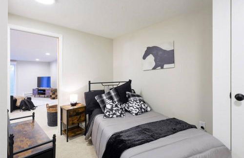 Luxuriously Contemporary Condo - Photo 24