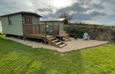 Oakley View Shepherds Hut with hot tub - Photo 1