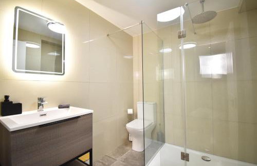 Stunning 2 bed apartment - Photo 27