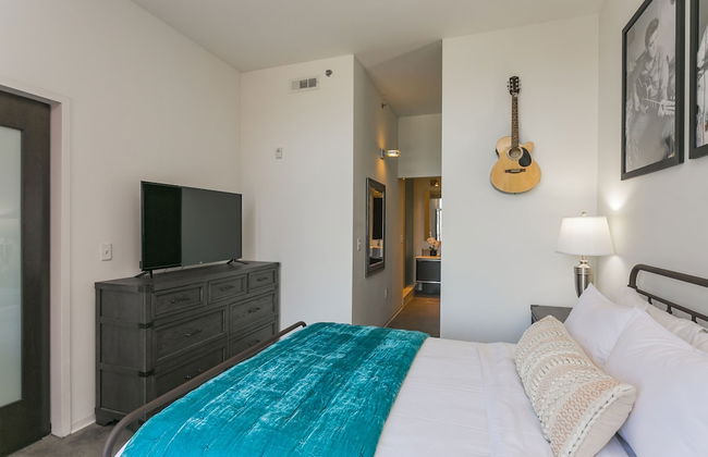 Mid Century Modern Downtown Condo | 30+ Night Min - Foto 3