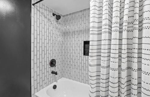 Boho 5BR Modern Villa w Hot Tub, Grill, Patio and Backyard - Foto 46