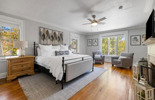 Stylish Mountain Retreat with Sunroom and Pergola - Foto 40