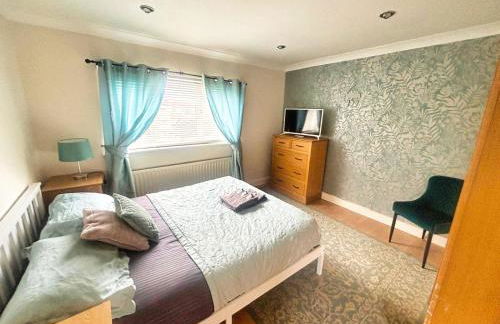 2 Bed Semi - Sleeps 4 - Private Garden & Parking - Quiet Cul De Sac Location - Dog Friendly - Fast Wifi - Close to Motorway Access - Foto 11