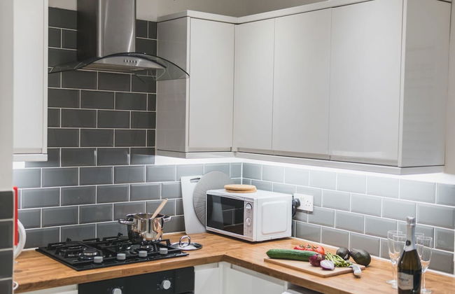 Town Street Apartment - Photo 6