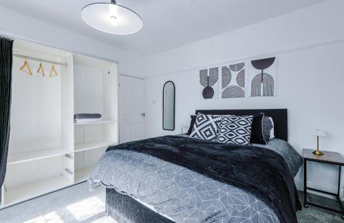 Luxury 3-Bedroom Apartment with 75-Inch TV, Fireplace & Terrace near Manchester Airport - Photo 9