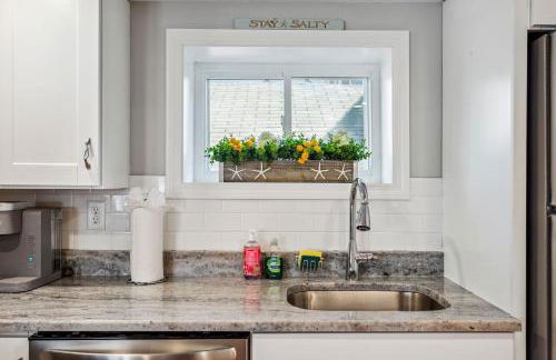 Beachfront Parking Salisbury Beach Retreat - Foto 27