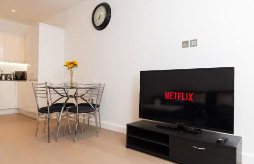 Cosy 1 Bed Apartment in Centre of St Albans - FREE Parking - 5 min walk to St Albans city centre & Railway station - Big Savings on Longer Stays!! - Photo 14