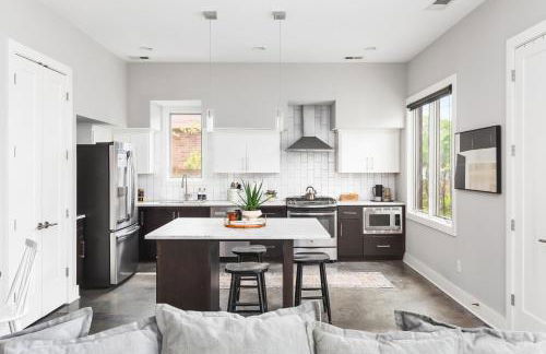 Modern Luxury with Rooftop Deck, 3 mi to Downtown - Foto 2