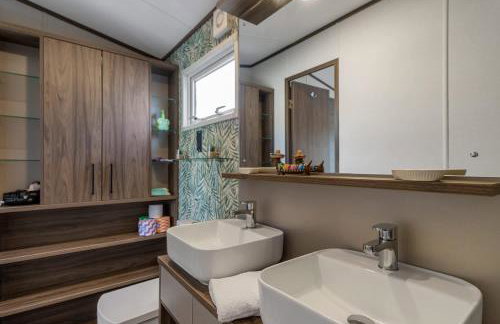 Peaceful Lake Retreat - Fishing Lakes, Heated Outdoor Swimming Pool 500yrds on Sister Park , Pool Open April to September - Foto 24