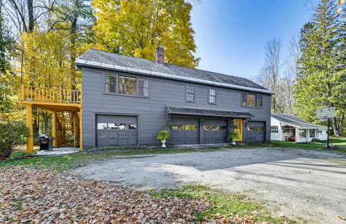 Ambient Manchester Village Abode with Deck and Pond! - Foto 2