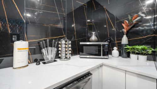 Classy and Chic 2BR Home near Galleria - Foto 2