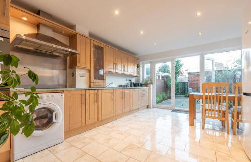 BEST PRICE! LARGE HOME - SMART TV - COMFY BEDS - GARDEN - 4 Single Beds or 2 Doubles! SLEEPS UP TO 4 GUESTS!! - Photo 14