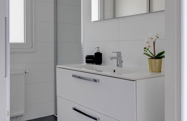 Chalet by Pond in Eindhoven Holiday Park - Photo 11