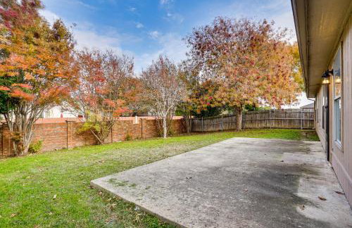Family Getaway with Fenced Yard in Haltom City! - Foto 27