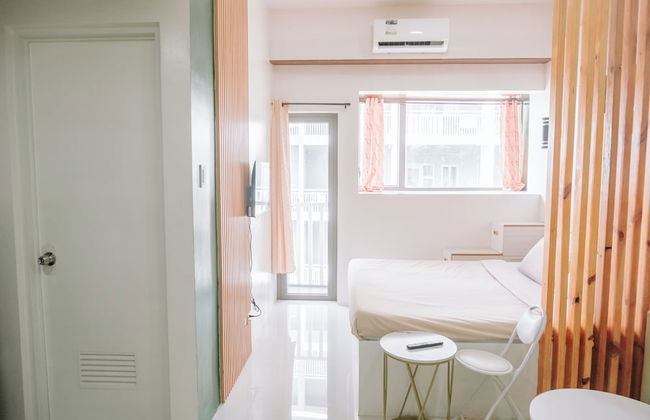 Sleek & Stylish Urban Loft - Photo 6