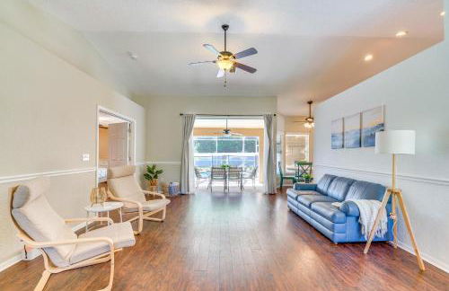 Relax Poolside Spring Hill Family Home with Yard! - Foto 2